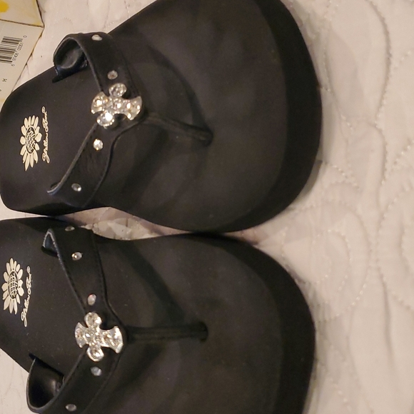 Yellow Box Black Cross Flip Flops size 6 - Picture 5 of 7